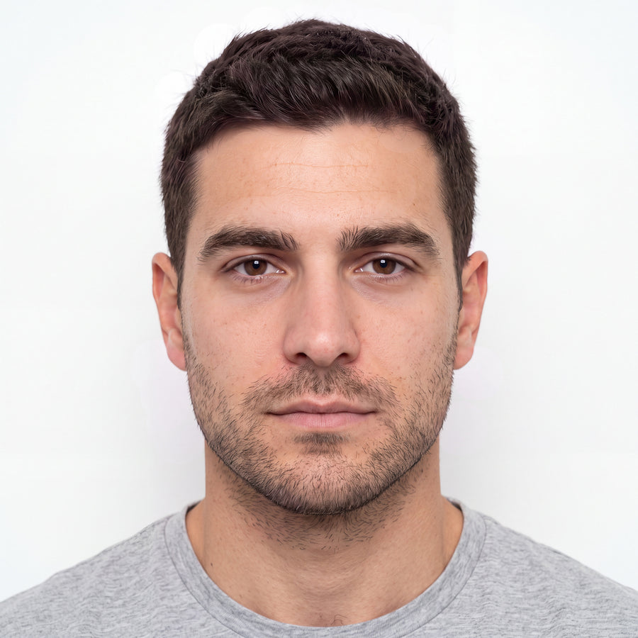 El mismo rostro después de aplicar Handsomefyer: tono uniforme y sin brillo